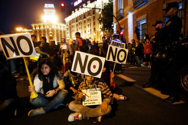 Ook gisteren was er weer hevig protest tegen de besparingspolitiek van Rajoy. Deze foto werd genomen aan Puerta del Sol in Madrid.