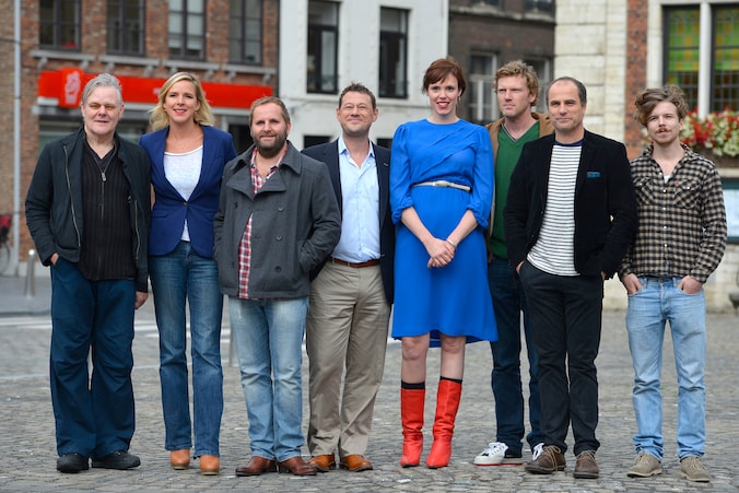 De cast van 'Quiz Me Quick' met bedenker Bart De Pauw (vierde van links).