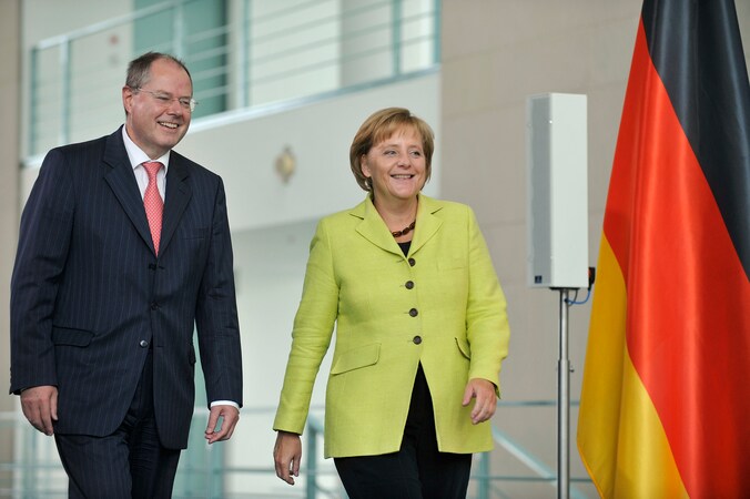Peer Steinbrück (links) wordt de uitdager van Angela Merkel.