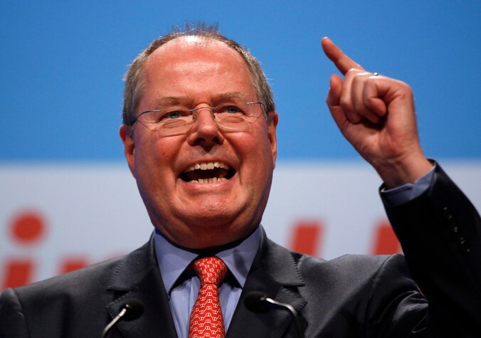 Peer Steinbrück daagt Merkel uit bij de parlementsverkiezingen volgend jaar.