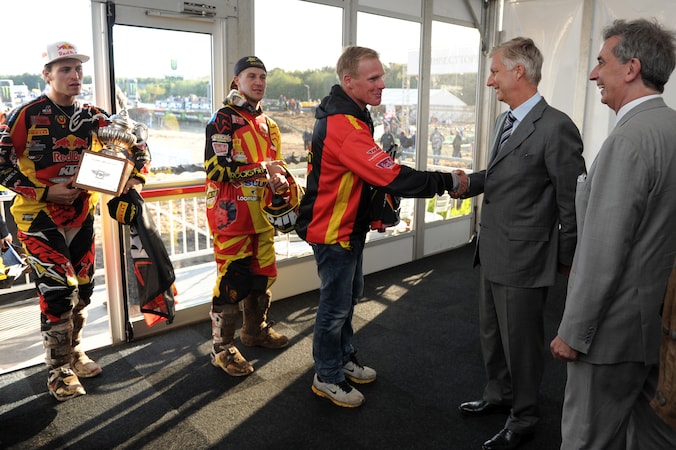 Joël Smets schudt de hand van Koning Filip (archieffoto)