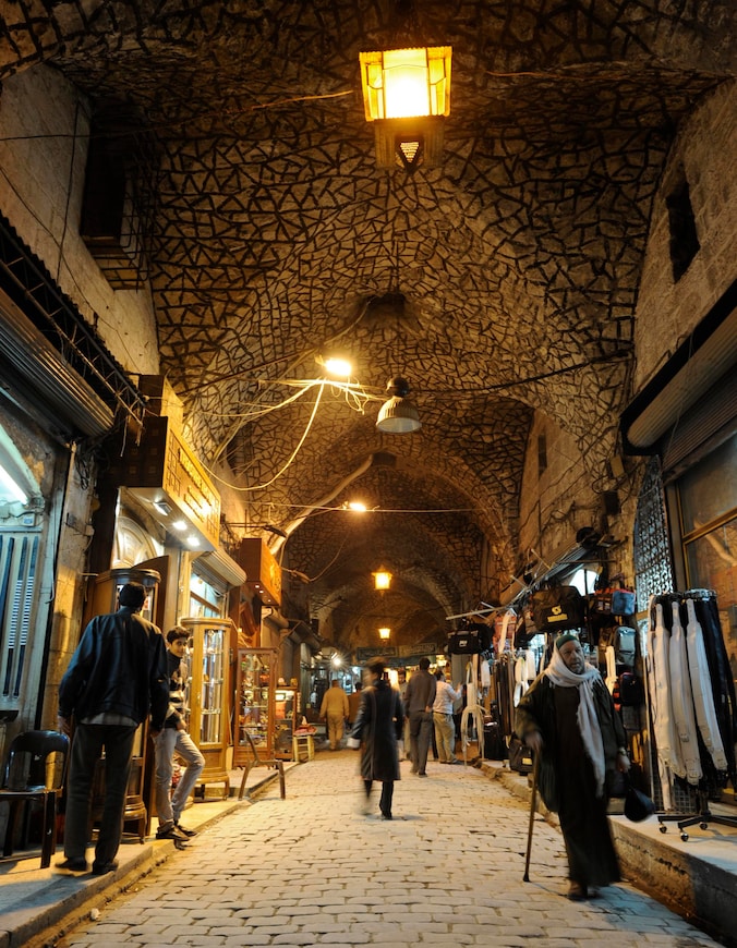 De eeuwenoude souk (markt) van Aleppo, die deels is verwoest door de burgeroorlog.