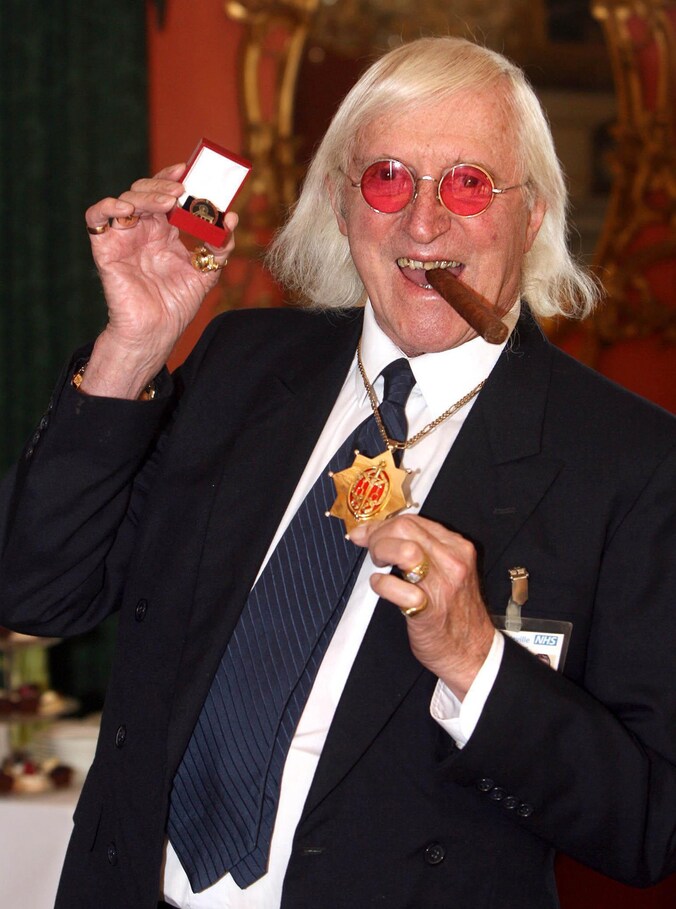 In 1990 werd Savile tot 'sir' geridderd.