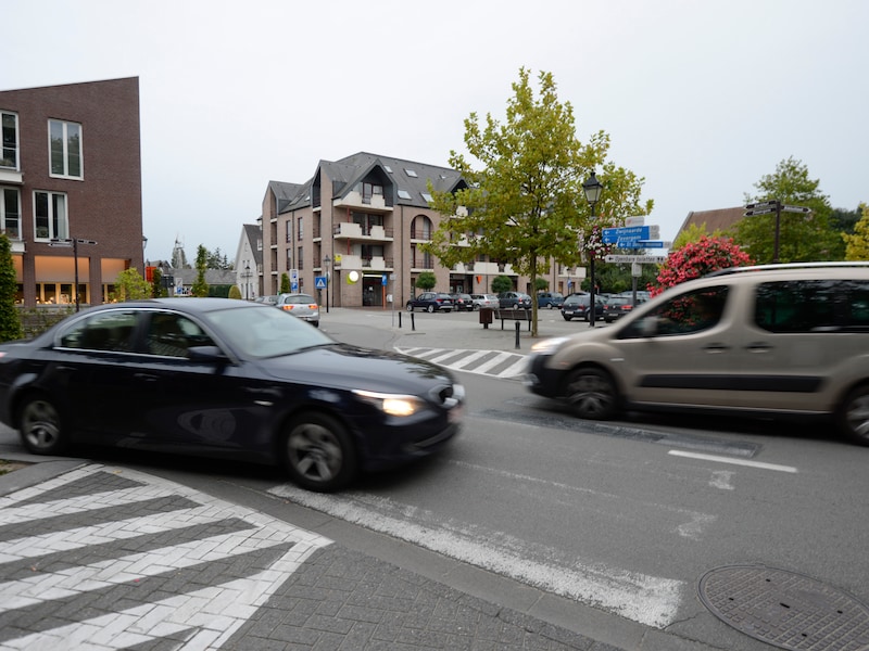 Voetganger (60) zwaargewond na aanrijding op Kerkplein in Nazareth-De Pinte