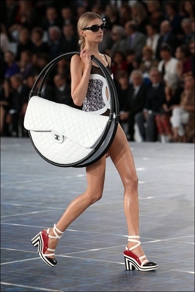 De hoelahoeptas van Chanel ontworpen door Lagerfeld.