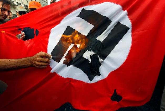 Het bezoek van Angela Merkel aan Athene dinsdag, zorgde voor hevig protest in Athene. Enkele demonstranten noemden Merkel de "dochter van Hitler" en demonstreerden zelfs met hakenkruisvlaggen.
