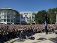 De herdenkingsplechtigheid voor Steve Jobs vond plaats buiten het hoofdkwartier van Apple aan One Infinite Loop in Cupertino.