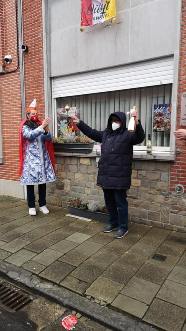Toch een (mini-)ajuinworp: Aalstenaars gooien 500 ajuintjes uit hun ...