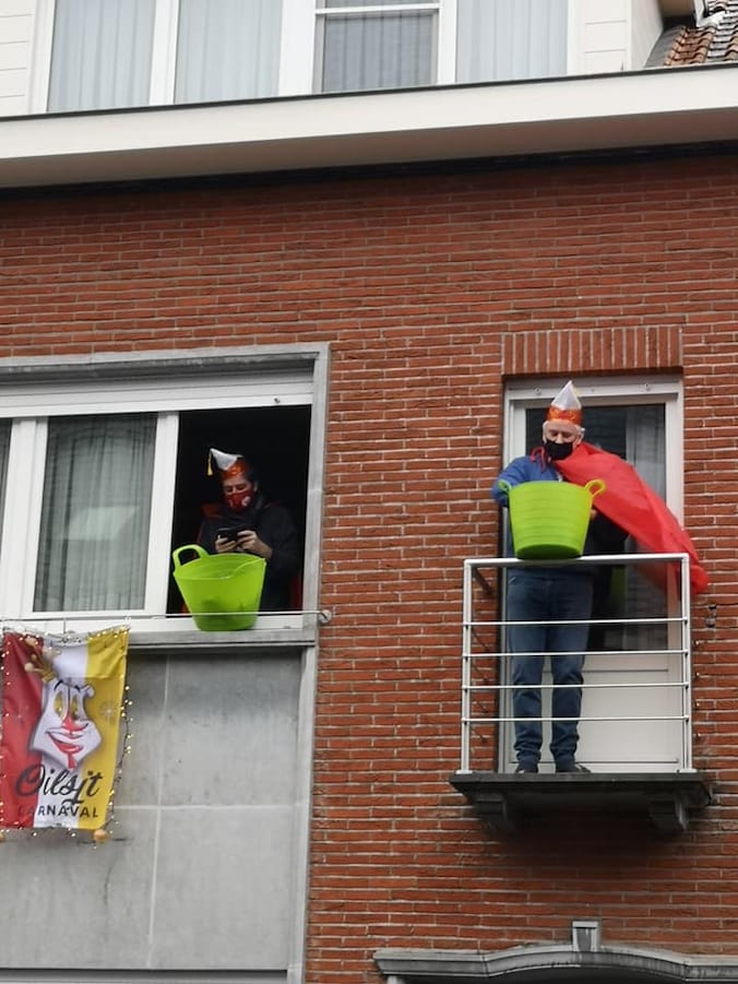 Toch een (mini-)ajuinworp: Aalstenaars gooien 500 ajuintjes uit hun ...