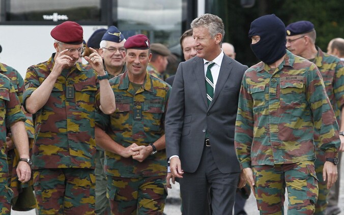 Minister van Defensie De Crem (CD&amp;V) op bezoek bij het leger..