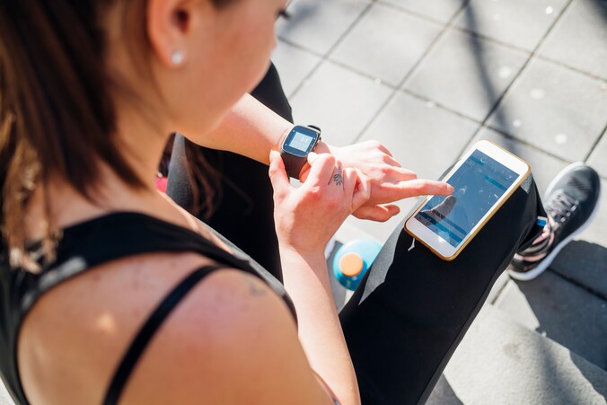Een vrouw die een smartwatch draagt.