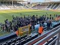 Hommeles in Charleroi: misnoegde fans dringen Mambourg binnen, aftrap halfuur verlaat
