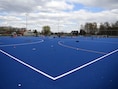 Recreatieve sporters kunnen nieuw hockeyveld en Blok B huren, maar oppositie kaart onduidelijkheid over reservaties aan: “Wie heeft het laatste woord?”