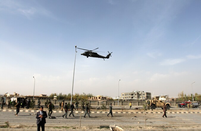 Een NAVO-helikopter boven het Afghaanse Kaboel.