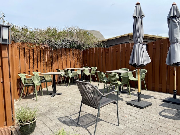 Het terras wordt klaargemaakt voor de heropening zaterdag