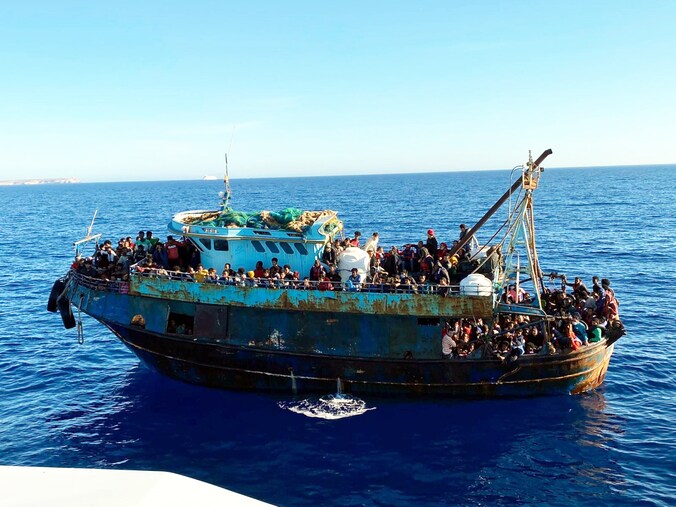 Een boot met migranten zondag bij het Italiaanse eiland Lampedusa.