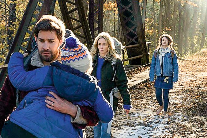 John Krasinski, Emily Blunt, Noah Jupe en Millicent Simmonds in 'A Quiet Place' (2018).