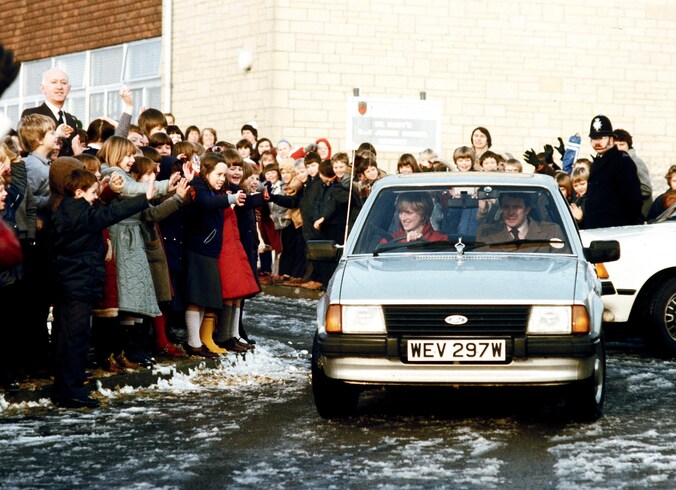Diana in de auto die ze kreeg van prins Charles in december 1981. De Ford Escort wordt nu geveild en zal naar schatting 35.000 tot 46.000 euro opbrengen. 