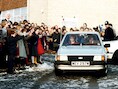 Diana in de auto die ze kreeg van prins Charles in december 1981. De Ford Escort wordt nu geveild en zal naar schatting 35.000 tot 46.000 euro opbrengen. 