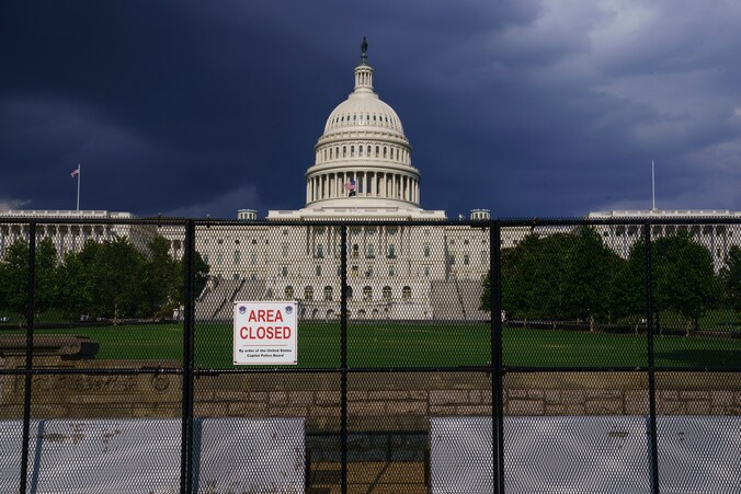 Het Capitool in Washington begin deze maand. De hekken die na de bestorming in januari zijn geplaatst, staan er nog steeds.