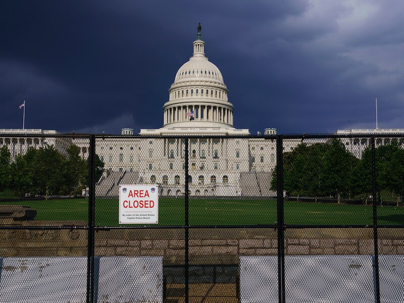 Het Capitool in Washington begin deze maand. De hekken die na de bestorming in januari zijn geplaatst, staan er nog steeds.
