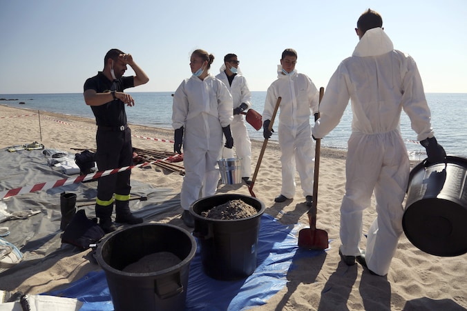 Brandweerlieden en leden van de civiele defensie maken een strand op Corsica schoon. Archiefbeeld van juni 2021.