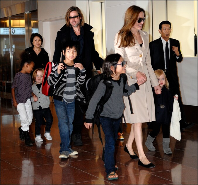 Angelina en Brad met vijf van hun zes kinderen.