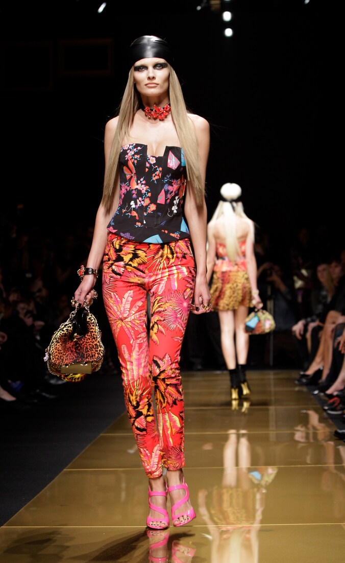 Een model van H&M op de catwalk van de 'Versace for H&M'-collectie