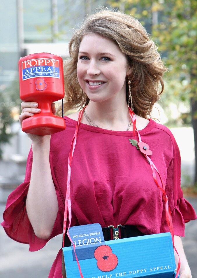 Het lied wordt gezongen door de Nieuw-Zeelandse sopraan Hayley Westenra.