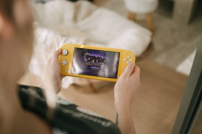 Je Nintendo Switch (hier afgebeeld), mobiel toestel of misschien zelfs laptop in de reiskoffer? Dan kan er worden gegamed tijdens je vakantie.