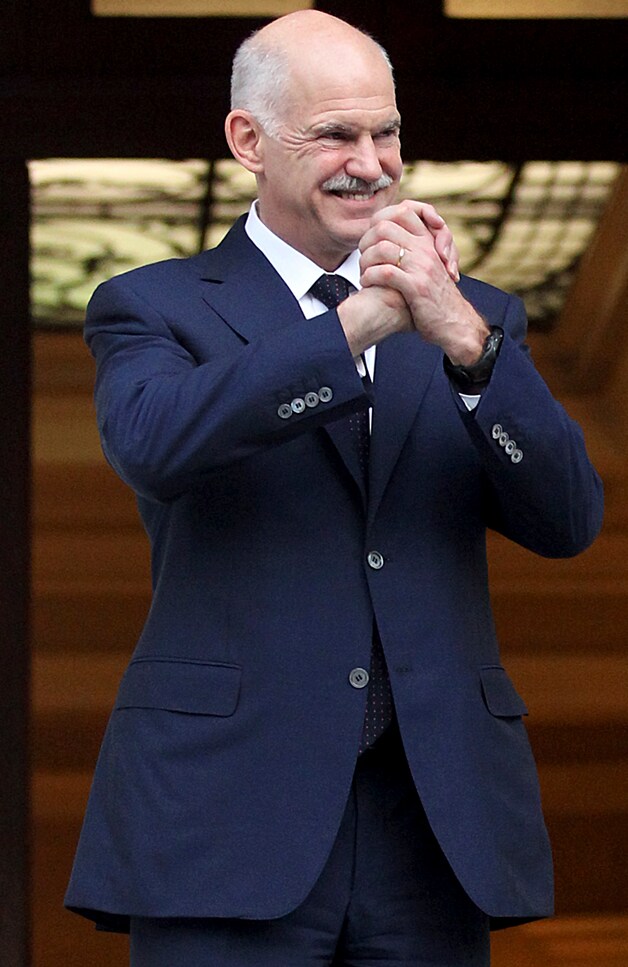 George Papandreou stapt op als partijleider van Pasok.