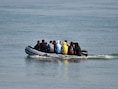 Archiefbeeld september 2020. Migranten proberen met een gammel bootje van Frankrijk naar Groot-Brittannië te varen.