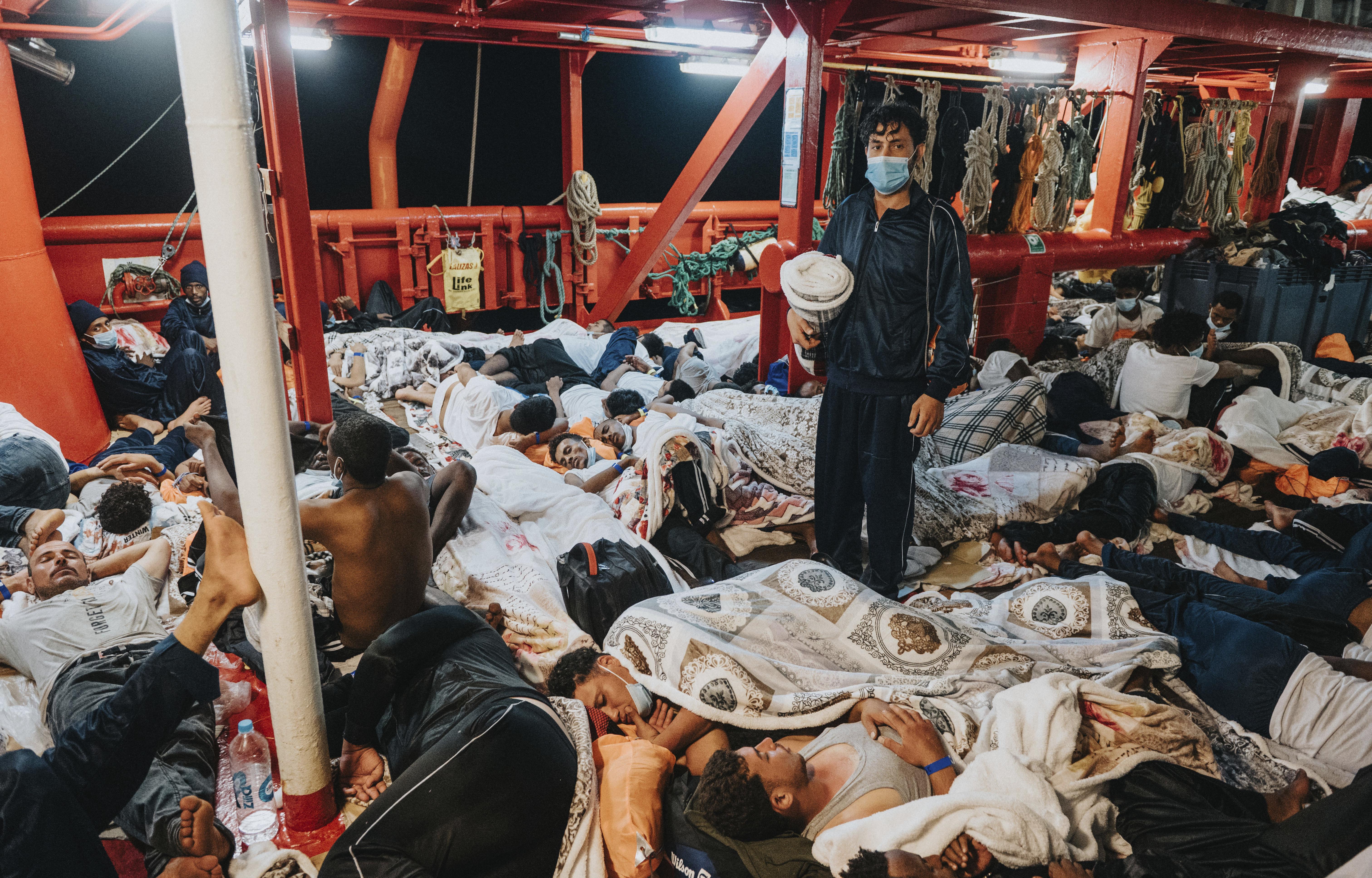 Migranten aan boord van de Ocean Viking.