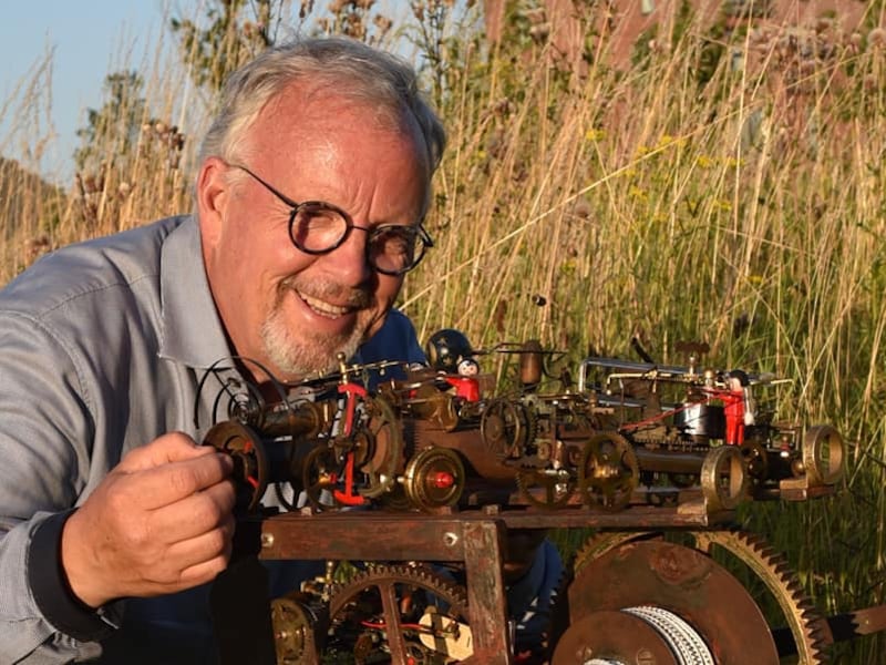 Didier Dejonghe gebruikt afgedankte klokonderdelen om kunstige ruimtetuigjes te maken.