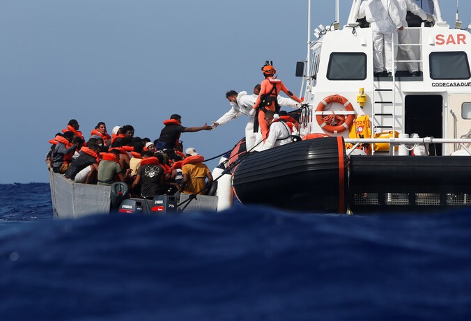 Bootmigranten worden door de Italiaanse kustwacht gered.
