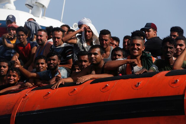 Bootmigranten worden door de Italiaanse kustwacht gered.