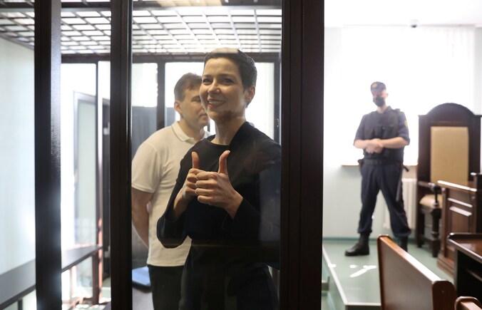 Wit-Russische oppositieleidster Maria Kolesnikova en haar advocaat Maxim Znak in de rechtbank van Minks. Ze  staan terecht vanwege een "complot om de macht te grijpen" en het "schenden van de nationale veiligheid".