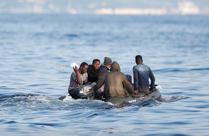 Migranten steken het Kanaal over. 
