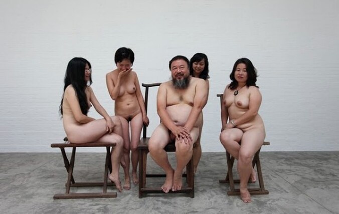 Ai Weiwei vindt de aanklacht belachelijk. Hij poseerde ooit naakt met vrouwen voor een kunstwerk. "Naaktheid is geen porno!"