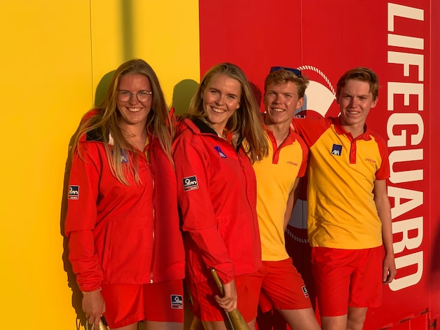 Mare (23), Loes (22), Flor (21) en Jenne (19): strandredders in Knokke ...