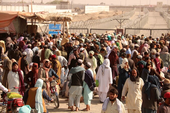 Een grote groep Afghanen wacht aan de grensovergang met Pakistan.