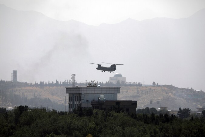 Een Amerikaanse helikopter landt op het dak van de ambassade van de VS in Kabul om personeel te evacueren. (15/08/2021)
