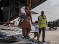 Een Afghaans gezin arriveert in Islamabad Airport nadat ze door de Belgische reddingsmissie zijn geëvacueerd uit Kaboel.