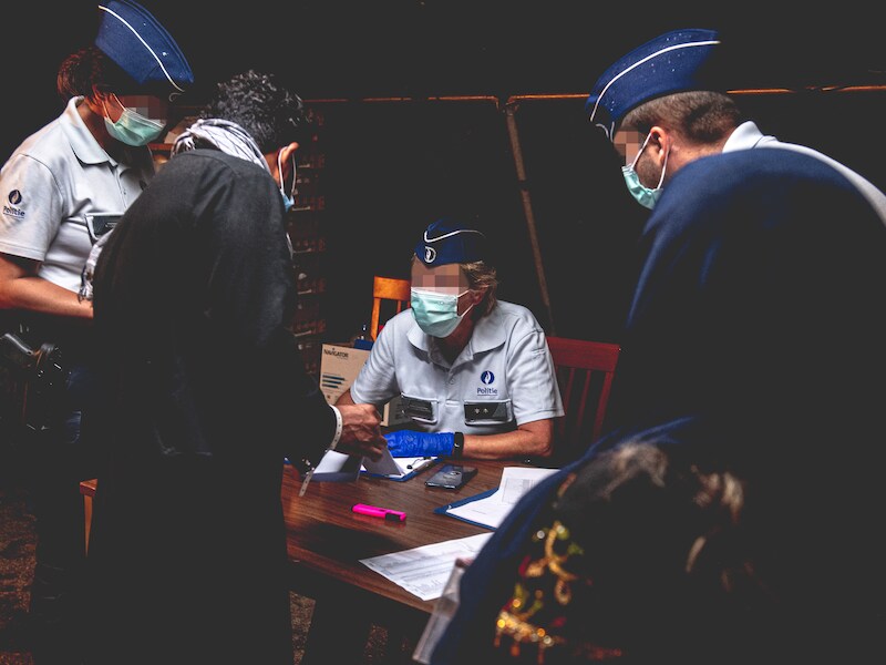 In het militair kwartier in Peutie vinden onder meer een identiteitscontrole en een medisch onderzoek plaats.