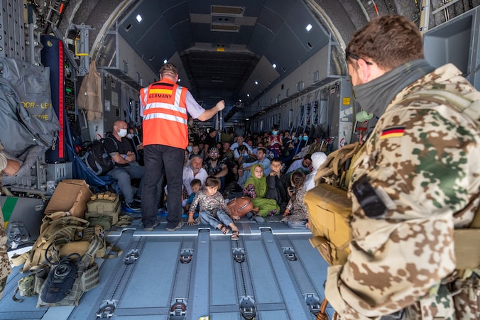 Het Duitse leger heeft een gezin uit München gered uit Kaboel. Militairen gingen in een geheime missie op pad in de door de taliban bezette stad om de leden van het gezin op te halen, aangezien de situatie op en rond de luchthaven steeds gevaarlijker wordt. 