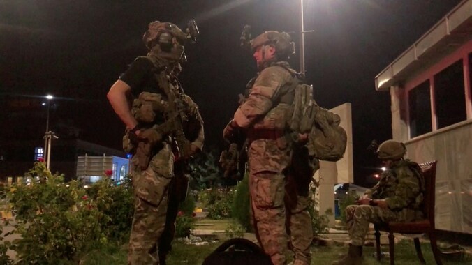 Amerikaanse troepen houden de wacht aan de luchthaven van Kaboel.