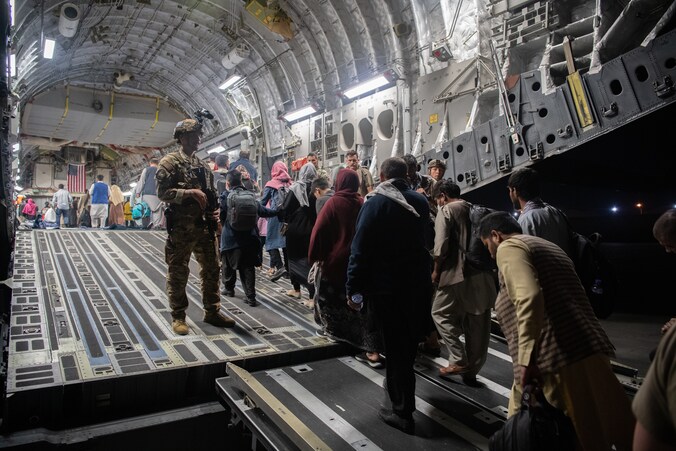 De evacuaties aan de luchthaven van Kaboel gaan stug voort.