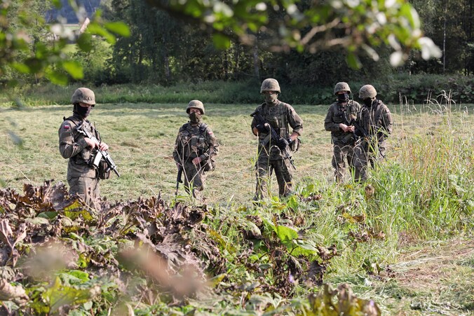 Nu al bewaken Poolse soldaten de grens tussen Polen en Wit-Rusland. 