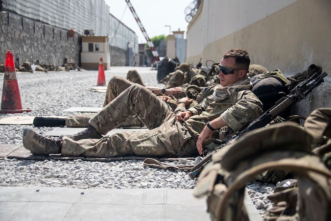 Britse soldaten wachten aan de luchthaven van Kaboel om geëvacueerd te worden.