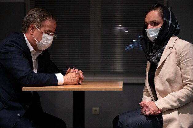Armin Laschet ontmoet vrouwenactiviste Zarifa Ghafari, die Afghanistan kon ontvluchten.